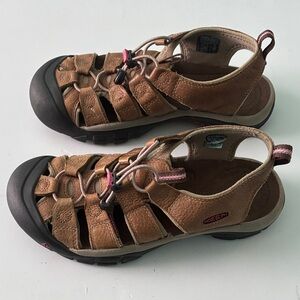 Keen Women’s Brown Leather Closed-Toe Sandals with Pink Accents. Size 9.5